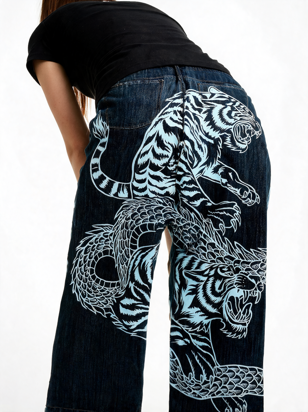 Y2K Denimbukser med Drage- og Tigerprint